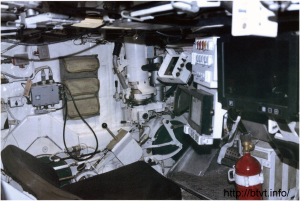 Вид на место водителя с места наводчика, размещенного по центру капсулы экипажа